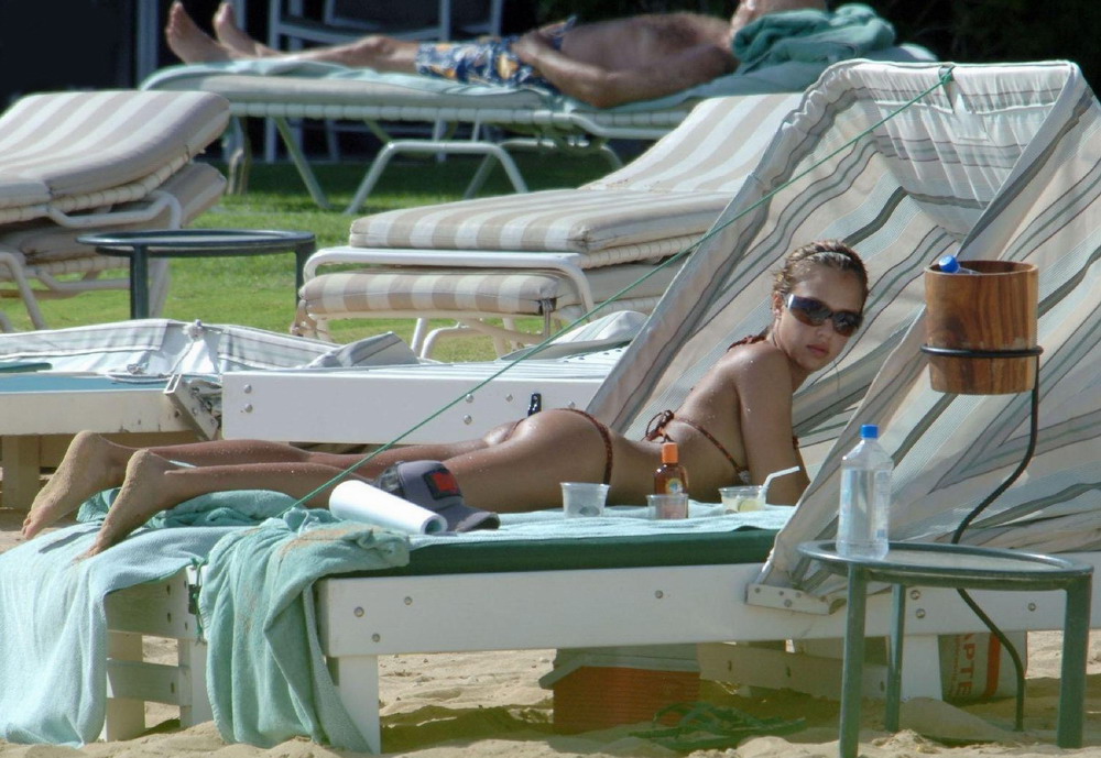 Jessica Alba sur la plage
